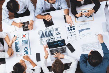 Üst düzey analist ekibi toplantı odasındaki mali verileri analiz etmek için BI Fintech 'i kullanıyor. İş anlayışı ve stratejik pazarlama planlaması için kağıt üzerinde analitik BI gösterge paneli. Tedbirli
