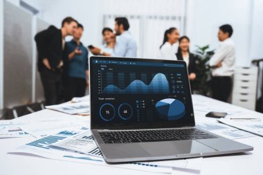 BI Fintech 'in analitik veri tabanı bilgisayarında bulanık arkaplandaki finansal verileri analiz etmek için görüntülenmiş iş adamlarının iş planlamasında içgörü gücü analizi.