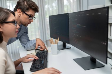Takım becerisi geliştiricileri programı en yeni kodlama yaratıcı web sitesi planlama yazılım projesini iki bilgisayar ekranında düşünerek, ofiste tam yığın veri analizi ile karşılaştırıldığında. Varsayım.