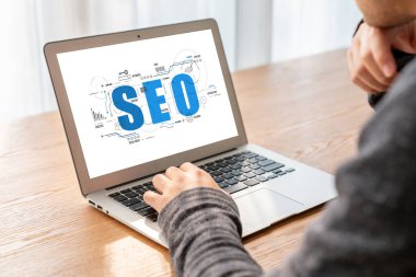 Model e-ticaret için SEO arama motoru optimizasyonu ve bilgisayar ekranında gösterilen çevrimiçi perakende işi
