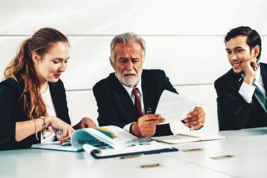 Ofis toplantı odasında genç iş adamlarıyla çalışan yaşlı kıdemli yönetici. Yaşlı adam, sekreter ve çevirmenle birlikte oturuyor. Uluslararası şirket konsepti. uds