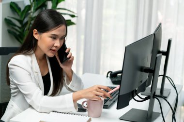 Çalışan Asyalı genç iş kadını müşteriyi arıyor. Kanal satış hedefleri için sosyal web sitesinde analiz etmek üzere çevrimiçi pazarlama stratejisi reklamları sunuyor. Taktik.