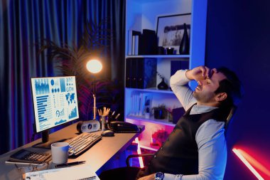 Akıllı iş adamının bitmemiş ürün satış kanalı raporuyla başı dertte. Gece geç saatlerde mor neon ışıklı odada çalışarak uzun süre analiz edilen pazar verileri kavramı. Tahmin et..