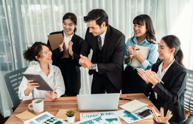 Ofis masasındaki finansal veri raporlarını analiz eden çeşitli bir grup iş analisti. Stratejik pazarlama planlaması için iş istihbarat analizine göre grafikler ve grafikler.