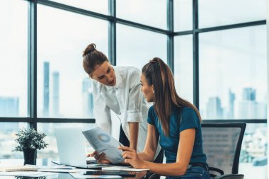 Genç, güzel, zeki iş adamları birlikte çalışıp mali istatistikleri tartışıyorlar. Bir grup farklı iş kadını modern ofiste dizüstü bilgisayar kullanarak fikir alışverişinde bulunuyor. İzleme.