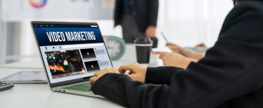 Bilgisayar ekranında video pazarlama konsepti. Sosyal Medya ve İnternet Ağ Teknolojisi Konseptinde Video Pazarlama Reklam Şirketi