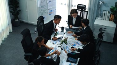 Toplantı odasındaki tabletin mali istatistik tablosuna bakan müdürün üst görüntüsü. Yatırım verilerini analiz etmek ve mali strateji planlamak için birlikte çalışan bir grup iş adamı. Müdürlük.