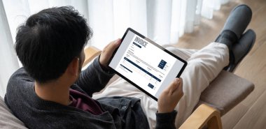 Muhasebe uygulamasından gelen fatura bilgisayar ekranında. Şirket işlerinin finans ve bütçesi için bilgisayar programı. Rahatça..
