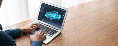 Bilgisayar ekranındaki elektrikli araba tasarım yazılımı, imalat için dijital hesaplama uygulaması ile simülasyon planlarını rahat bir şekilde gösteriyor