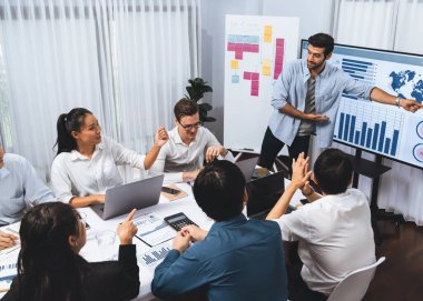 Ofiste sunum ya da analist ekibiyle toplantı odasında mali verileri analiz etmek için BI Fintech 'i kullanmak. İş adamları stratejik planlama için TV ekranında BI gösterge panelini inceliyor.