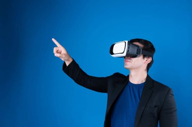 VR kulaklık takan profil işadamı ilginç mavi arkaplanlı fütüristik analitik iletişim teknolojisi sanal gerçekliğini izole etmek için metaevreleri birbirine bağlamaya çalışıyor. Entrika.