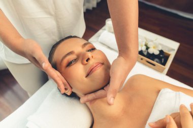 Kafkasyalı kadın stres önleyici kafa masajından ve lüks tatil beldesi ya da otel spa salonundaki modern ışık ortamında yüz güzelliği eğlencelerini şımartmaktan hoşlanıyor. Sessiz.