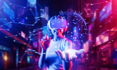 Siberpunk neon ışığı altında duran kadın beyaz VR kulaklık takıyor ve metaevreni birbirine bağlayan kolsuz tişört, gelecekteki siber uzay topluluğu teknolojisi, elinde kürenin 3D hologramını tutuyor ve görüyor. Halüsinasyon.