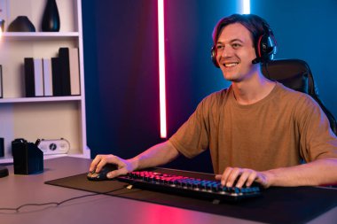 Kazanmak için çevrimiçi oyun oynayan akıllı flama makinesinin sunucu kanalı, neon ışıklı odada seçilen takım yarışması için izleyicilerle birlikte canlı yayında canlı yayında kulaklık takıyor. Bireysel.