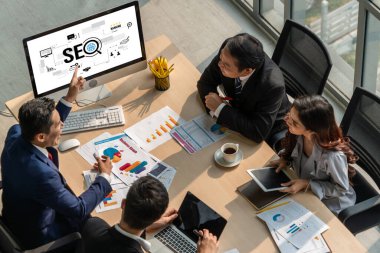 Model e-ticaret için SEO arama motoru optimizasyonu ve bilgisayar ekranında gösterilen çevrimiçi perakende işi