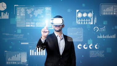 Yetenekli iş adamı görsel gerçeklik gözlüğü kullanarak strateji planlarken veri analizi yapıyor. Profesyonel akıllı yatırımcı sanal gerçeklik gözlüğü takarken finansal grafik hologramını kontrol ediyor. Sapma.