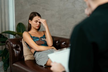 Stresli ve depresif bir hasta zihinsel hastalığı ve depresyonu olan psikiyatristten terapi sırasında yardım istiyor. Akıl sağlığı ve tıbbi bakım konsepti. Açılıyor