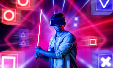 Sanal gerçeklik gözlüklü enerjik bir adam müzik engelli neon bir kılıç kullanıyor. Kılıç tutarken oyun oynayan yetenekli bir insan neon şehir arka planıyla metaevrene girer. Geçmişi bulanıklaştırıyor. Sapma.