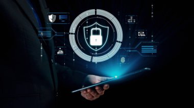 İş adamı siber güvenliğin özünü keşfeder. Siber koruma yöntemlerini, tehditleri derinlemesine araştır ve siber güvenlik duruşunu güçlendir. Siber güvenlik çağında UUID 'de gezinmek için gerekli