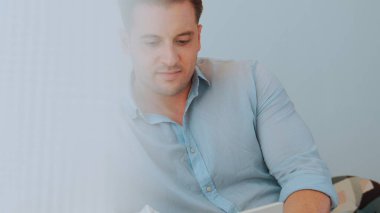 Kanepede oturan orta yaşlı bir adam, masal kitapları okurdu. İşgal için sosyal ve hayal gücü hakkındaki bilgileri yükseltirdi. Ya da çocukları iyi bir yetişkin baba olmak için yetiştirirdi. Hayat boyu öğrenme konsepti. Uyumsuzluk.