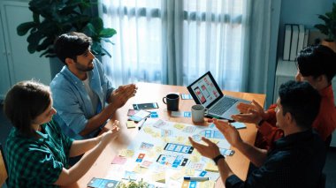 İş adamlarının el çırparken zihin haritasını kullanarak beyin fırtınası fikrine en iyi bakış açısı. İnsanlar cep telefonu için Ux Ui tasarımı yaparken el çırpıyorlar. Cemaat.