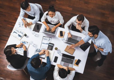 Üst düzey analist ekibi toplantı odasındaki mali verileri analiz etmek için BI Fintech 'i kullanıyor. İş anlayışı ve stratejik pazarlama planlaması için kağıt üzerinde analitik BI gösterge paneli. Tedbirli