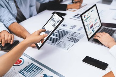 Analist ekibi finansal verileri analiz etmek için BI Fintech ekran tableti kullanıyor. İş adamları BI yazılım teknolojisi torpido gücünün ticari pazarlama planlamasında kullanılacak gücü analiz ediyor. Tedbirli