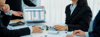 Kurumsal muhasebeci takımı, vergi iadesini hesaplamak ve en yüksek seviyeye çıkarmak ve finansal performans tabanını finansal verilere göre geliştirmek için dizüstü bilgisayar üzerinde muhasebe yazılımı kullanır. Modern iş muhasebesi. Kurnaz.