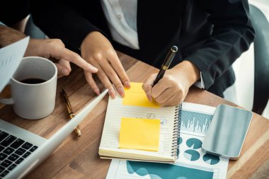 Ofis masasındaki finansal veri raporlarını analiz eden çeşitli bir grup iş analisti. Stratejik pazarlama planlaması için iş zekası analizi çizelgesi ve grafiği.