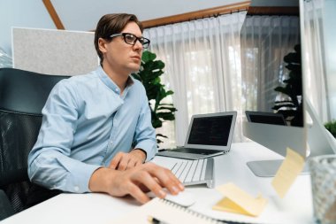 Güncellenmiş sürüm uygulama projesi denemesi ile ilgili kodlama programı ile pc align çalışma dizüstü bilgisayarı üzerinde çalışan çevrimiçi yazılım geliştirme bilgilerine bakan IT geliştiricisi yeni bir kod genel sistemi yaratıyor. Bireysel.