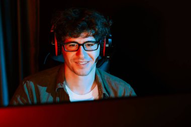 Genç oyun flaması takımı, Esport ile birlikte neon ışıklı odada kulaklık takarak online dövüş kazanan oyuncuları topluyor. Bir sonraki seviyeye rakip kazanmak için strateji planı uyguluyorum. Toplayıcı.