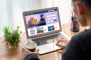 Model arama ve seyahat planlama için internet sitesi uçuş, otel ve tur rezervasyonları için anlaşma ve paket sunuyor