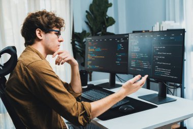 Bilgisayar ekranında çevrimiçi yazılım geliştirme kodlaması oluşturma konusunda stresli bir şekilde çalışan IT geliştiricisi, modern ofisteki web sitesi projesinde en son sürüm uygulaması için düşünme programı. Toplayıcı.