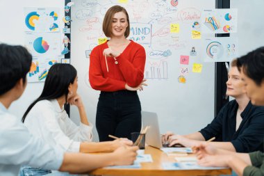 Genç ve güzel lider pazarlama stratejisini sunarken, uzman yatırımcı ve proje yöneticisi de şirket kurma toplantısında iş performansını analiz etmek için konferans veriyor. Tertemiz..