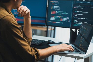 IT geliştiricisi, yazılım güncellenmiş yazılım sürümü kavramını yaratarak, kodlama uygulama ekranları üzerinde modern ev ofisteki pc monitörlerinde çevrimiçi yazılım geliştirme üzerinde çalışıyor. Toplayıcı.