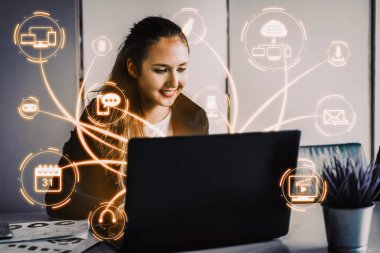 Multimedya ve Bilgisayar Uygulamaları Konsepti. Modern arayüze sahip dijital cihaz teknolojisi kullanan iş adamları cihazda sosyal, alışveriş, kamera ve multimedya uygulamalarını gösteriyorlar. uds