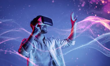 Akıllı adam veriye bakıyor ya da gözlük ya da VR kulaklık kullanarak büyük veri ya da sanal gerçekliğe bağlanıyor. Metastaz dünyasını keşfeden ve simüle edilmiş programa dokunan beyaz bir insan. Teknoloji. Sapma.