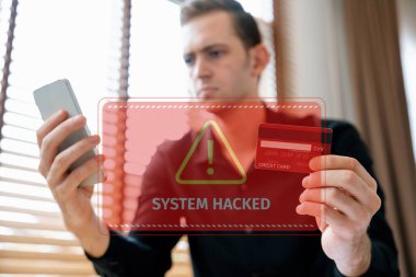 Hologram arayüzü izleyen müşteri, çevrimiçi işlemler için nakitsiz teknoloji kullanırken kredi kartı hacklenmesi tehlikesini uyarıyor. Akıllı tüketici kontrol cihazı güvenlik sorununu çözmeye çalışıyor. Siber Nakit.
