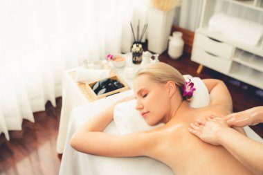 Kafkasyalı kadın müşteri stres önleyici spa masajının keyfini çıkarıyor ve lüks otel ya da oteldeki gündüz açık ortam güzellik salonunda güzellik teniyle eğleniyor. Sessiz.