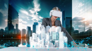İnşaat mühendisi, VR 'nin gelecekteki küresel yenilik ağı teknoloji topluluğu şehir planlama merkezi vasıtasıyla dönen kule gökdelen hologramı ile analiz ediyor. Kısıtlanma.
