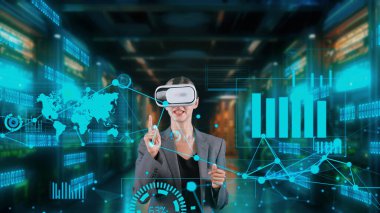 Sunucuda haber dünyası veri dönüşümlü grafik analizi yapan kadın muhabir VR gelecekteki küresel yenilik iş arayüzü dijital bilgi ağı teknolojisi sanal hologramı sunuyor. Kısıtlanma.