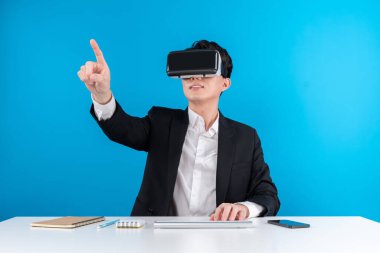 Asyalı işadamı dokunmatik ekran hologram monitörünü fütüristik metaevrende analiz ederek yenilik teknolojisi iş dünyası sanal gerçekliği mavi telif alanını izole ediyor. Entrika.