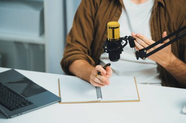 Kulaklık ve mikrofon kullanan etkili sunucu kanalı. Dinleyicilerle sosyal medyada canlı yayında konuşuyorlar. Stüdyo ofisindeki müşteri hedeflemesi için yaşam koçluğu ve eğitim pazarlama planları yapıyorlar. Toplayıcı.