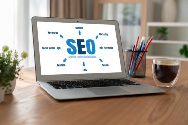 Model e-ticaret için SEO arama motoru optimizasyonu ve bilgisayar ekranında gösterilen çevrimiçi perakende işi