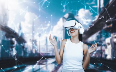 Kadın standı beyaz VR kulaklık takıyor ve beyaz kolsuz bağlantı metaverse, gelecekteki teknoloji siber uzay topluluğu yaratıyor. Etrafına bakıyor ve meta 'da fantezi inşa etmekten zevk alıyor. Halüsinasyon.