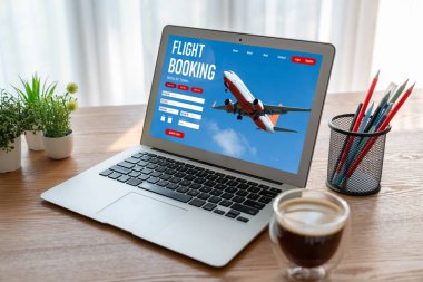 Online uçuş rezervasyon sitesi mod rezervasyon sistemi sağlar. Seyahat teknolojisi kavramı .