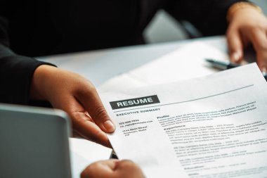 Çalışan adayın yakın görüntüsü CV 'yi röportaj yapan insan kaynakları müdürüne teslim eder. İş başvurusu, işe alım ve işçi alma konsepti. uds