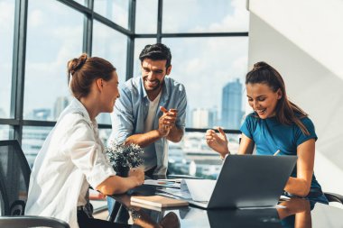 Bir grup mutlu iş adamı başarılı projelerini kutluyor. Profesyonel iş adamları modern ofisteki projeleriyle gurur duyuyorlar. Başarılı takım çalışması, mutlu iş arkadaşı, iş yeri. İzleme.