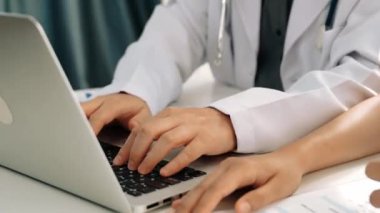 Hastane masasında birlikte çalışan ve tıbbi tedavi planlayan çeşitli profesyonel sağlık görevlileri. Takım çalışması başarılı hastalıklara ve hastalıklara yol açar. Ağır çekim. Katı.