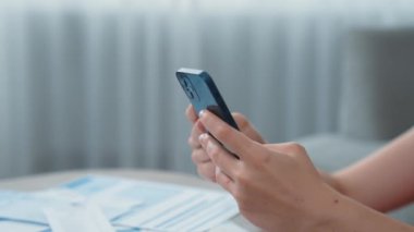 Stresli genç bayanın kredi kartı borçlarıyla ilgili mali sorunları var. Kötü kişisel para ve mortgage ödeme yönetimi krizinden korunmak için. Kadınlar aşırı harcama yüzünden finansal iflastan endişe ediyorlar.